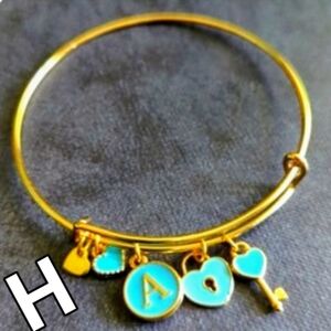 bite & pout "H" Charm Bangle